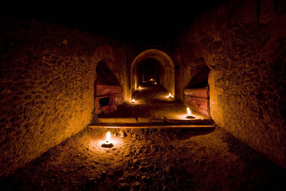 Помпеи ночью. Руины помпеи. Помпеи фото. Античные помпеи италия. Помпеи ночью.