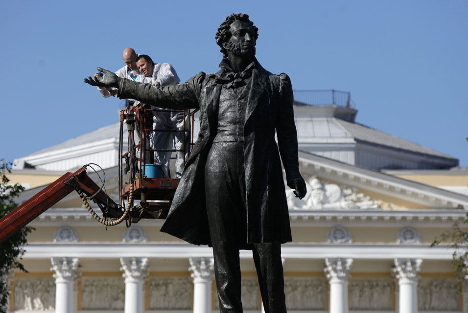 Книга пушкина памятник. Аникушин памятник Пушкину. Памятник Пушкину в Питере Аникушин. Скульптура Пушкина Аникушин. Памятник Аникушина площадь искусств.